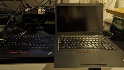 Un portátil ThinkPad y un teclado ThinkPad